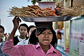 Myanmar - Kyaikhtiyo, food sellers 